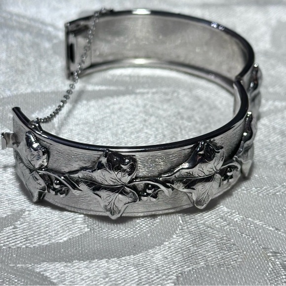 Whiting & Davis Silver tone Bangle Bracelet with Floral Grapevine Hinged  4363 - Picture 9 of 10